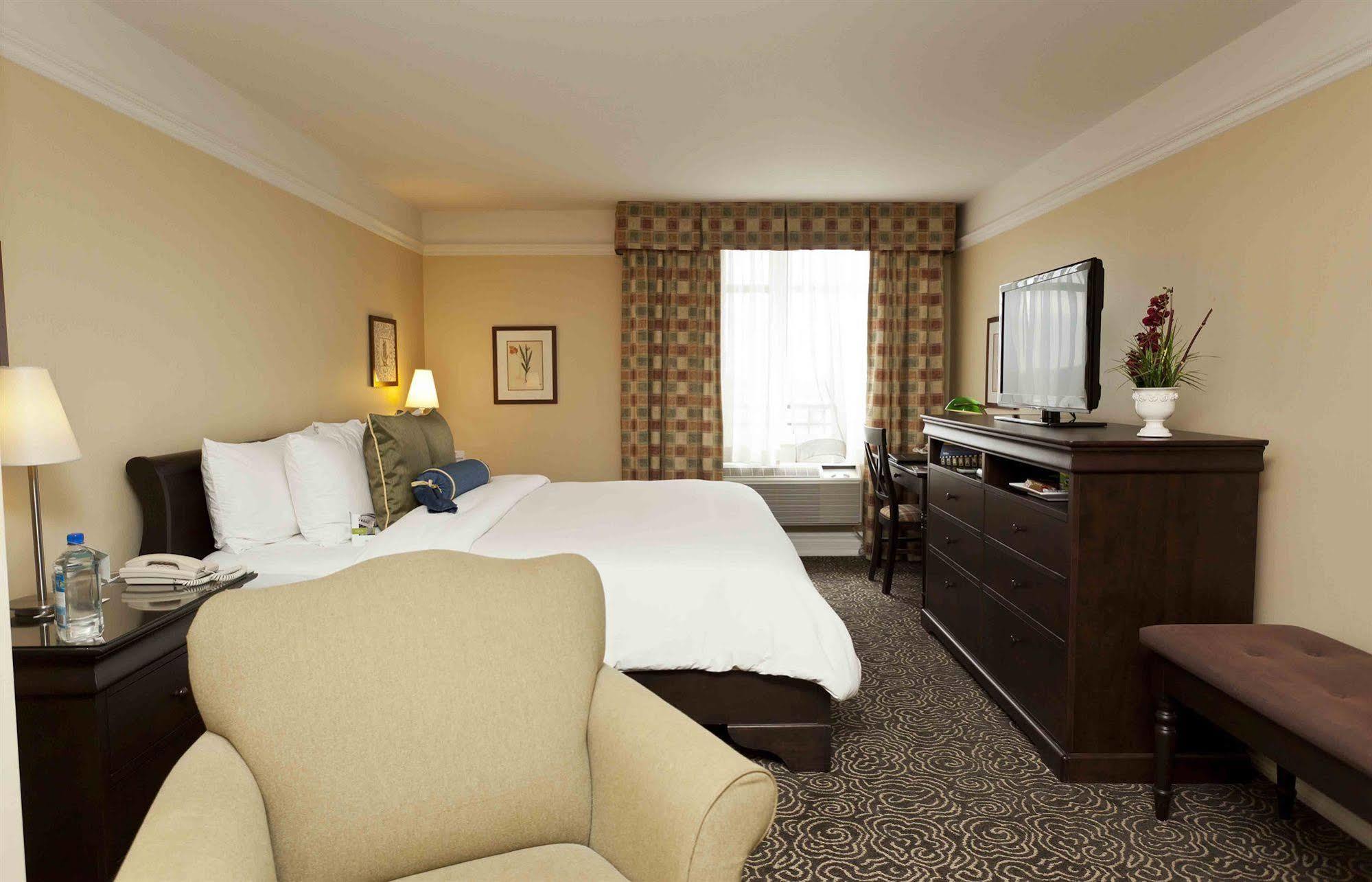Le St-Martin Hotel & Suites Laval Esterno foto
