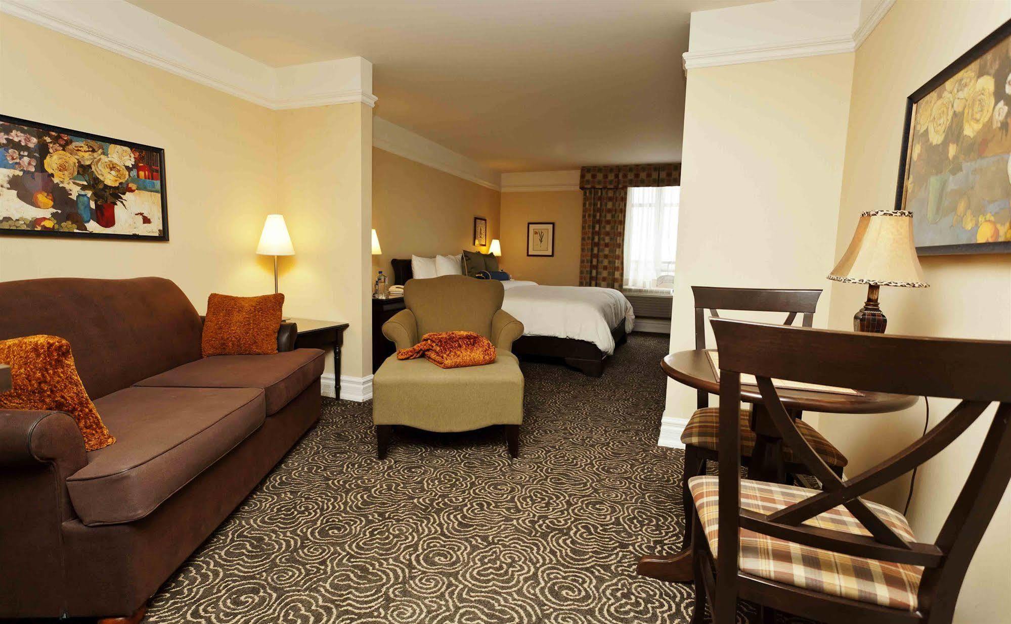 Le St-Martin Hotel & Suites Laval Esterno foto