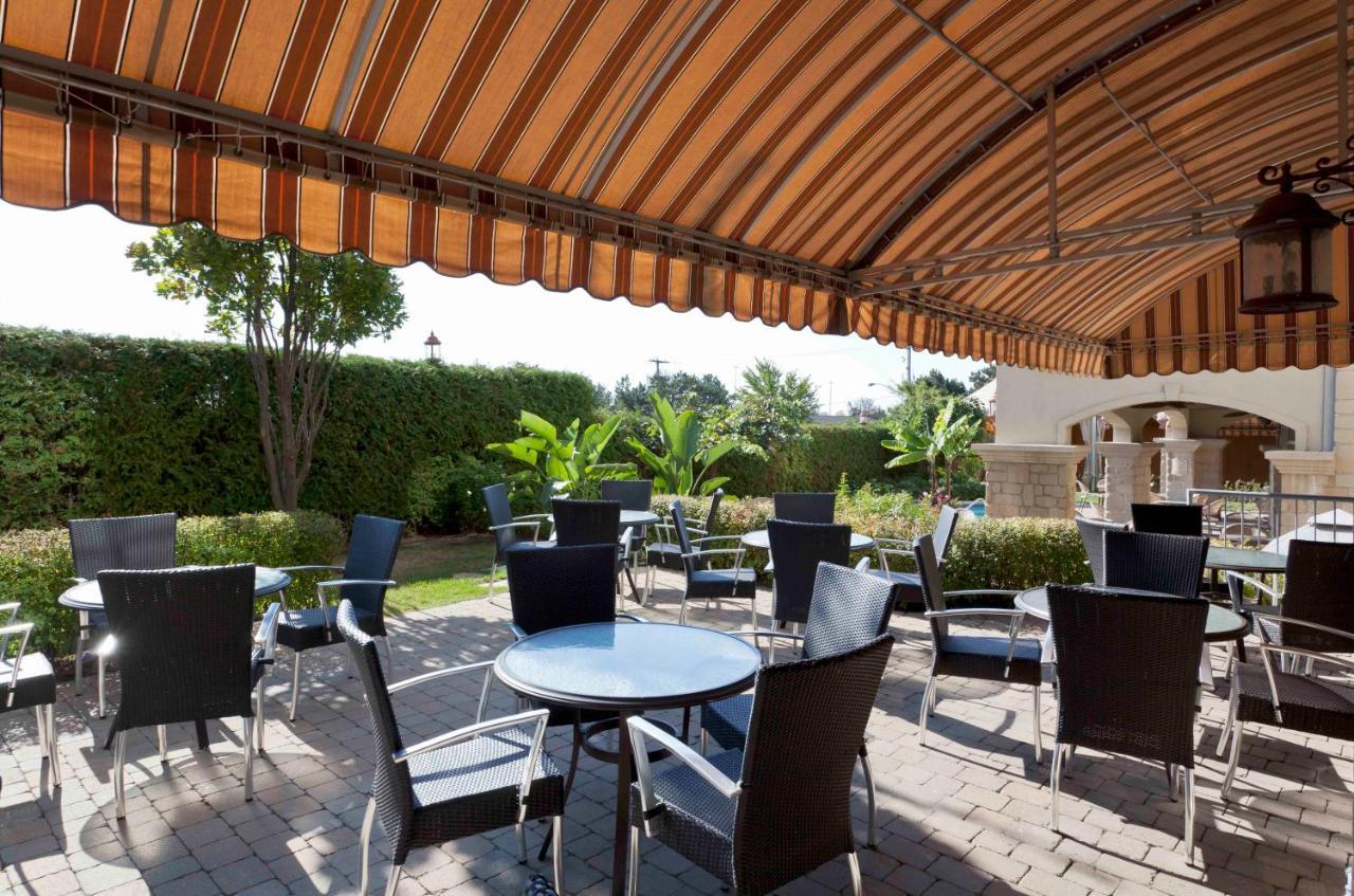 Le St-Martin Hotel & Suites Laval Esterno foto