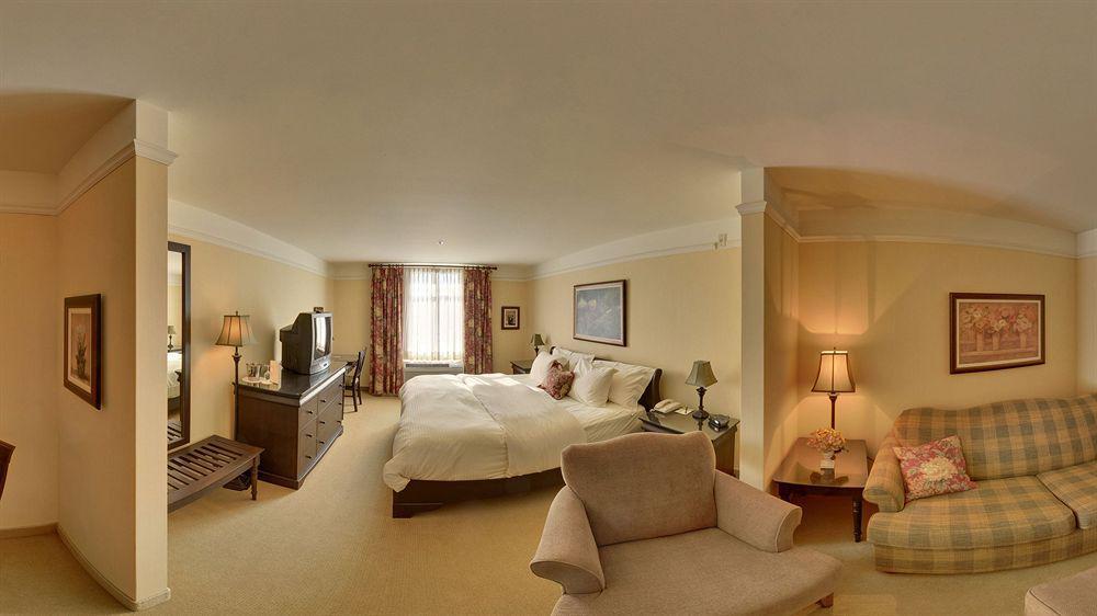 Le St-Martin Hotel & Suites Laval Esterno foto
